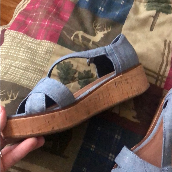 Tom’s Women’s Sandals - Wore 1 time - Picture 2 of 5